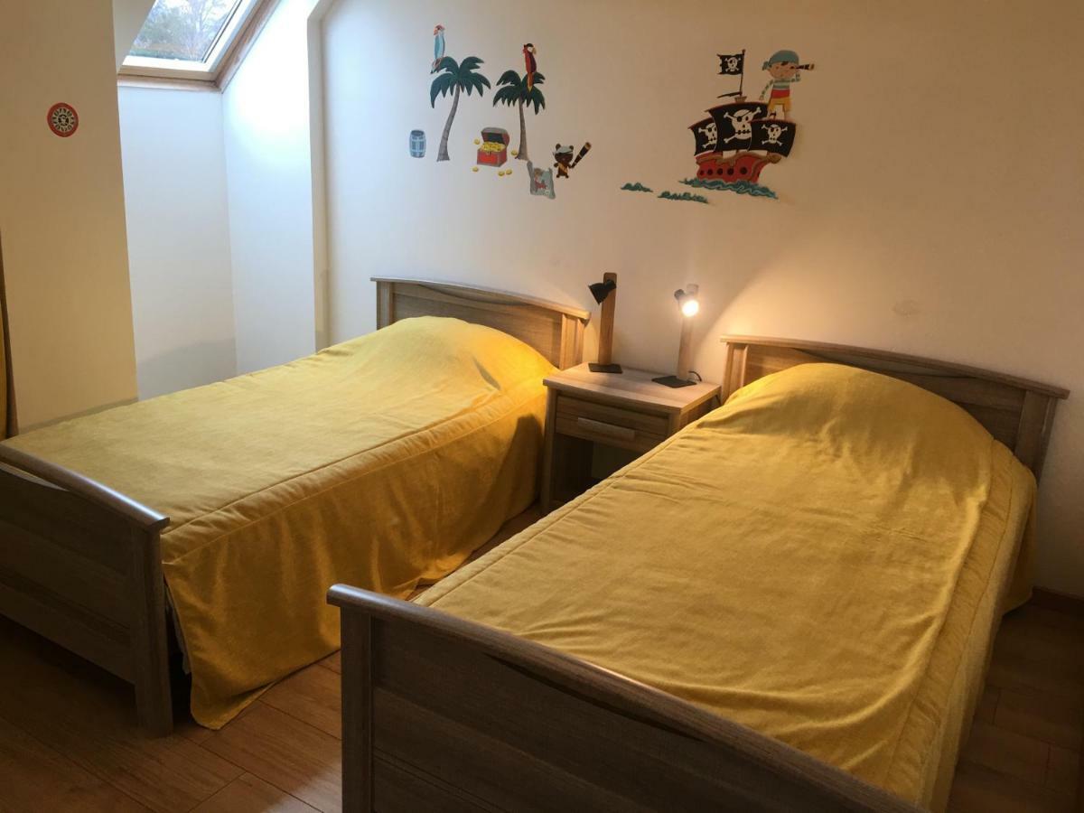 Vero, Yves Nay  Exteriör bild